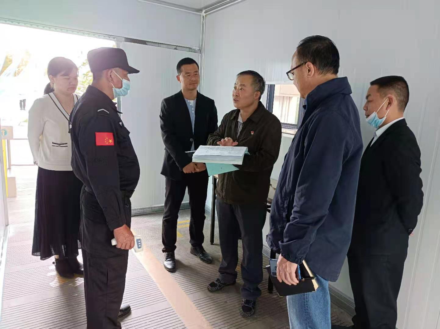 查阅海口院区东大门登记台账.jpg 查阅海口院区东大门登记台账.jpg