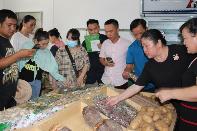 两院农产品超市选购.jpg 两院农产品超市选购.jpg