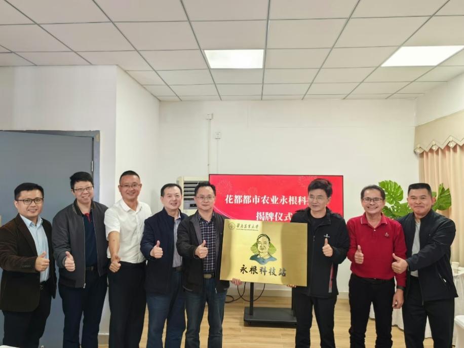 一群人站在室内合影

描述已自动生成